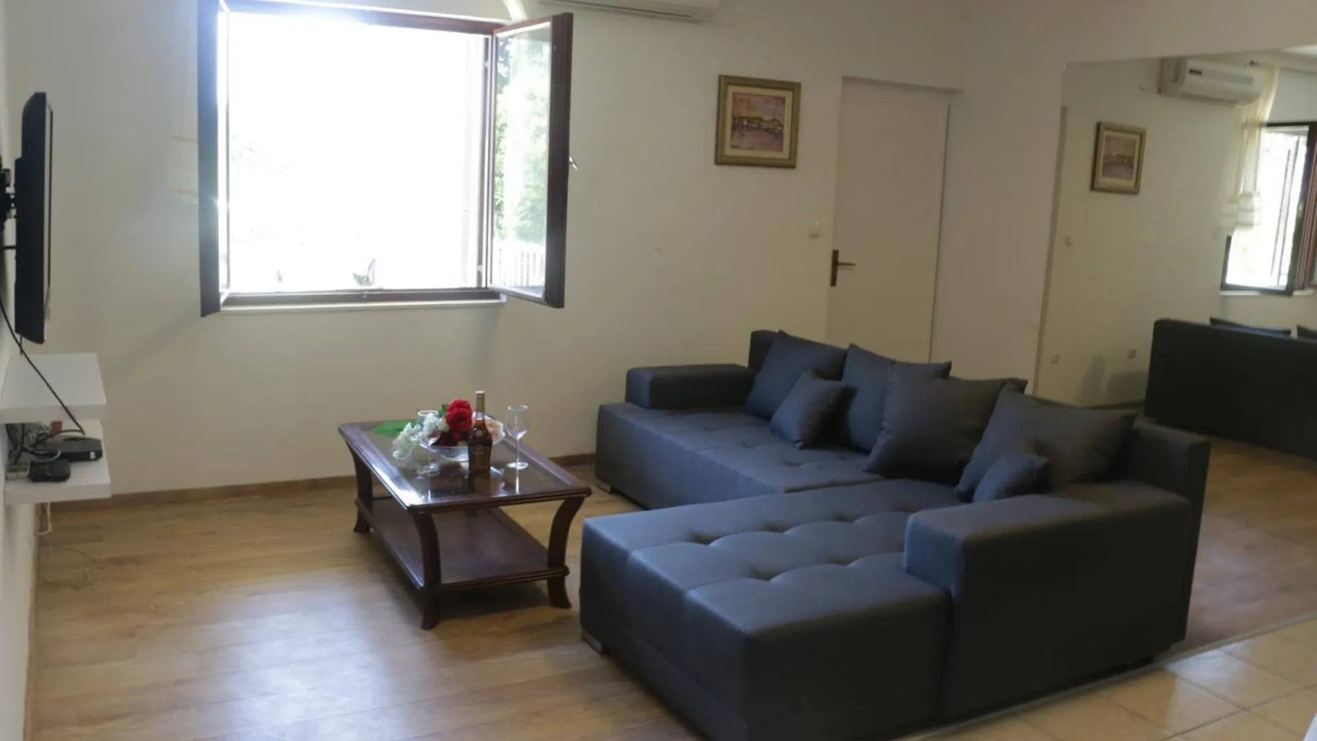 Beachfront Apartment Drazen With Patio & Parking Split