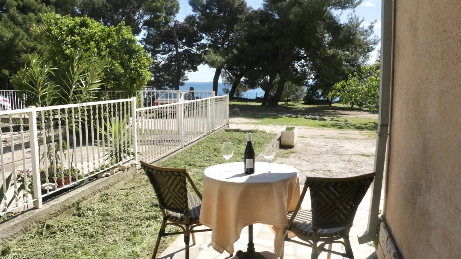 Beachfront Apartment Drazen With Patio & Parking Split