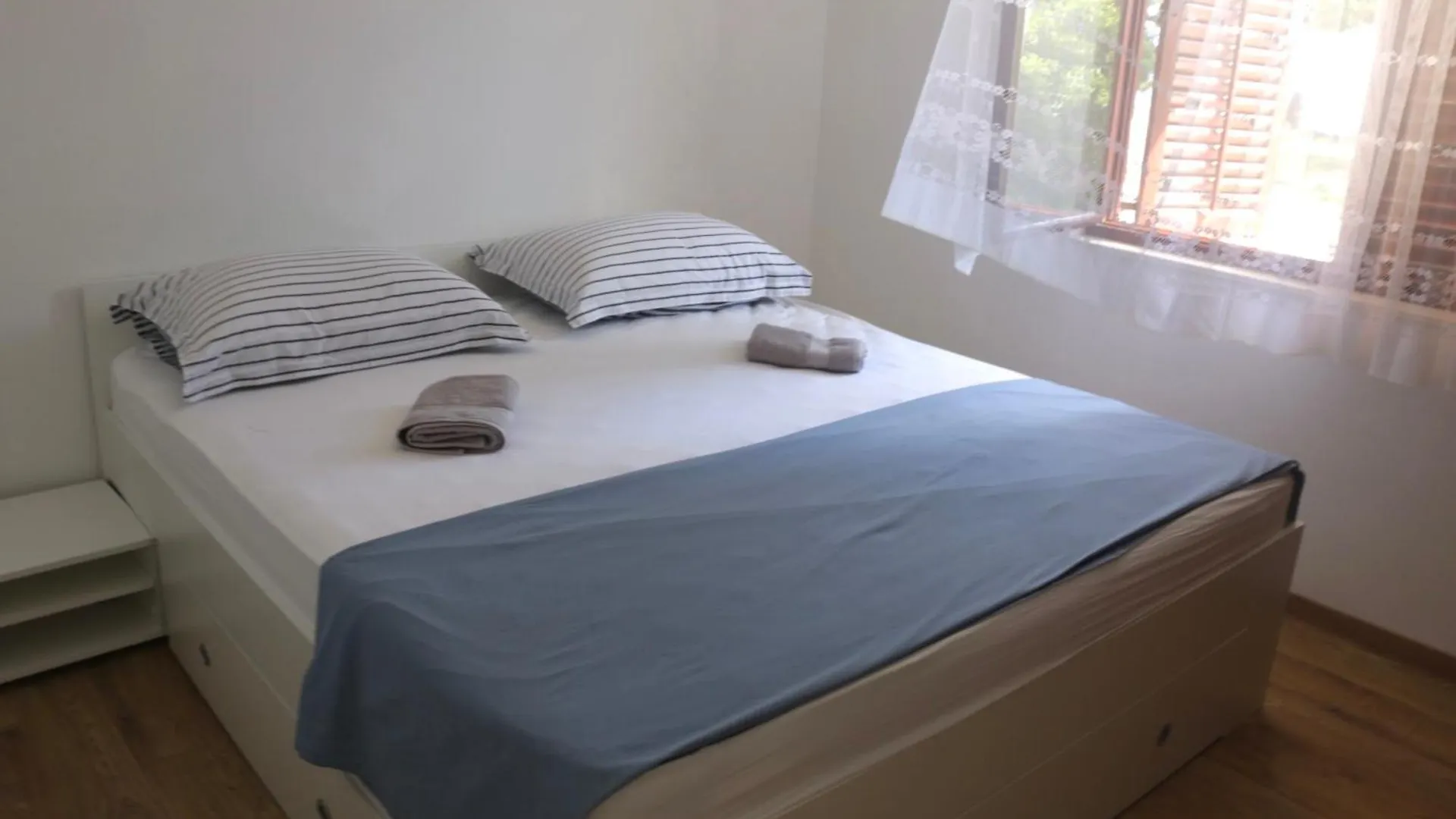 Beachfront Apartment Drazen With Patio & Parking Split