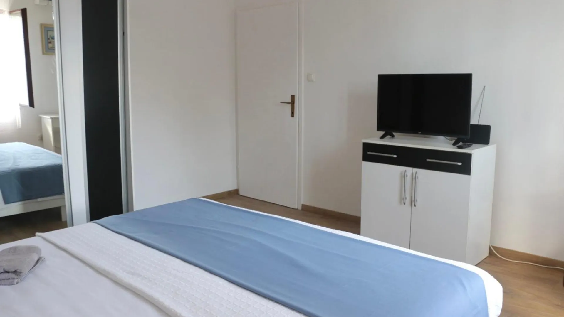 Beachfront Apartment Drazen With Patio & Parking Split