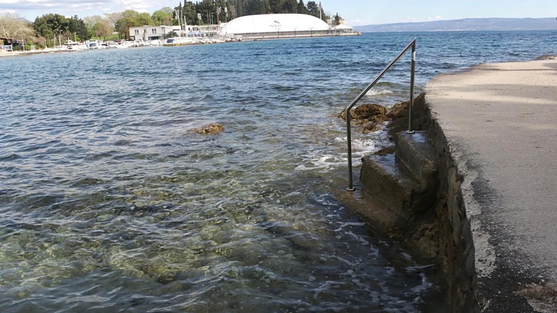 Beachfront Apartment Drazen With Patio & Parking Split