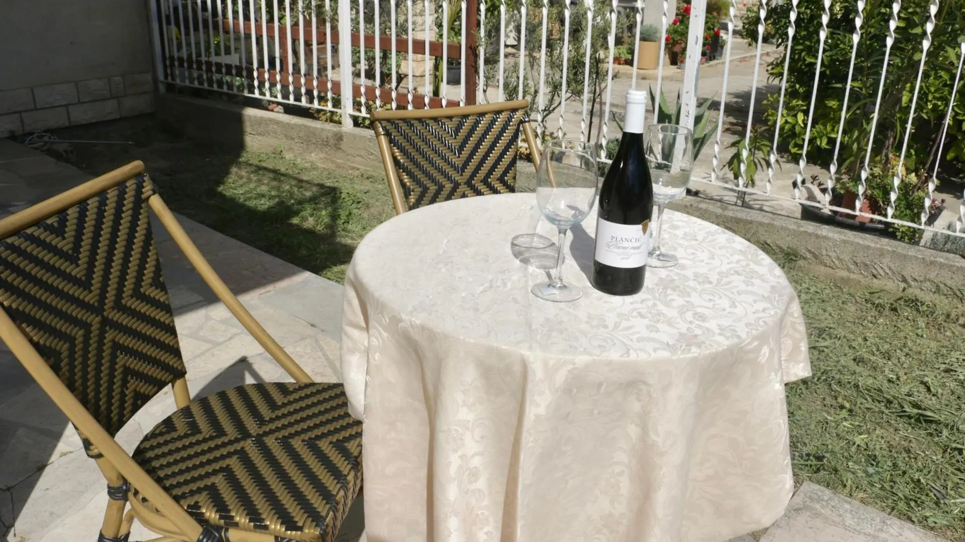 Beachfront Apartment Drazen With Patio & Parking Split
