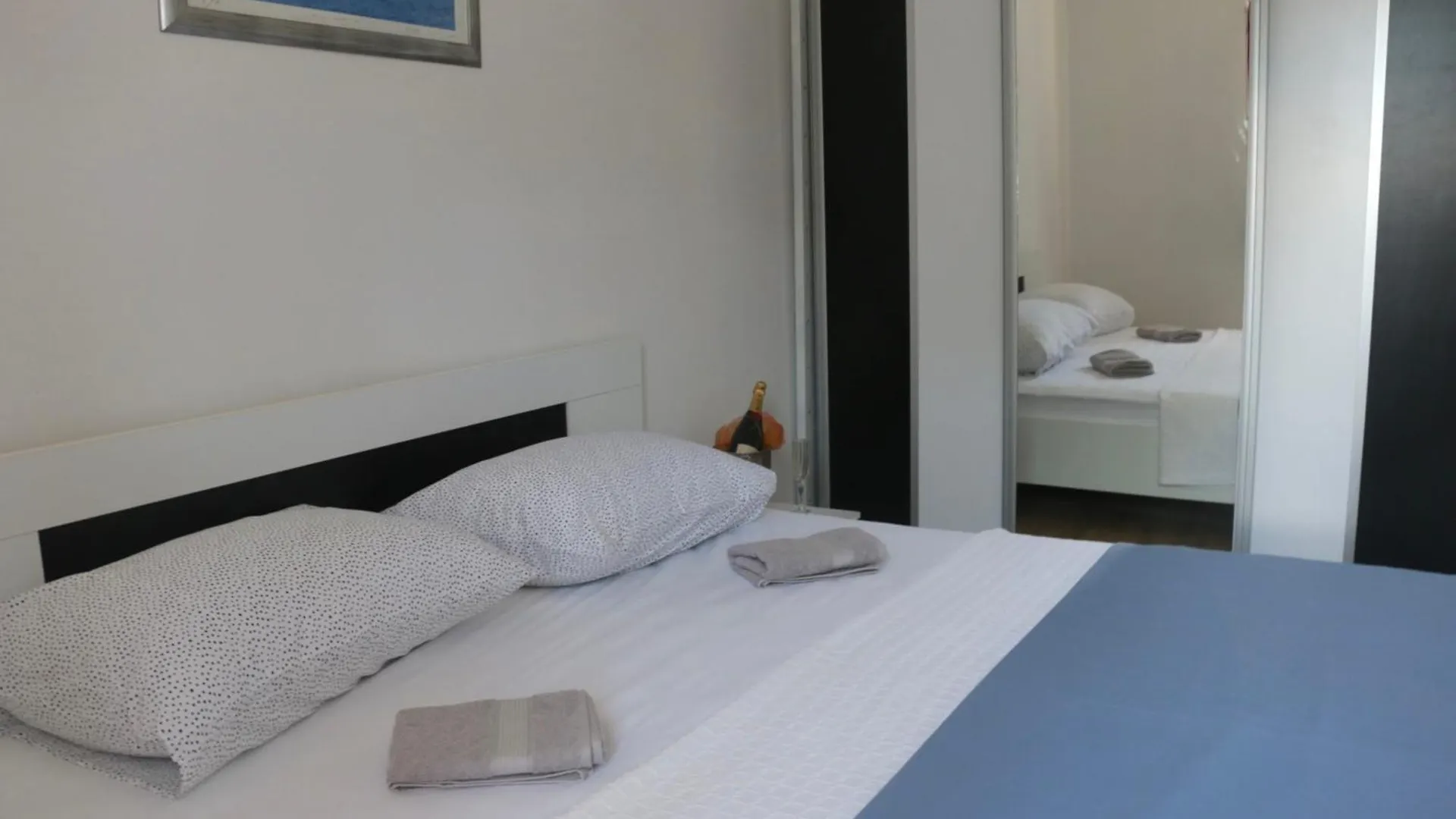 Beachfront Apartment Drazen With Patio & Parking Split